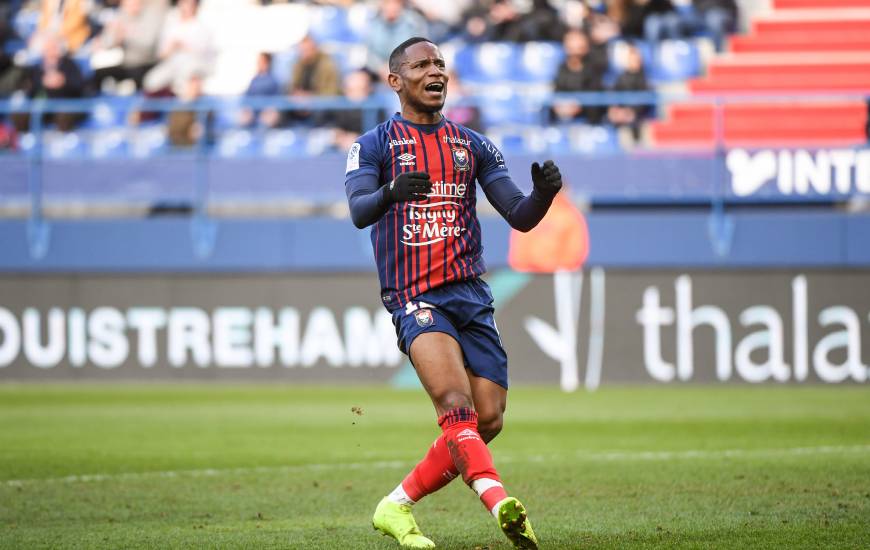 Buteur le week-end dernier avec l'équipe réserve, Claudio Beauvue fait son retour dans le groupe à l'occasion du déplacement à Lyon