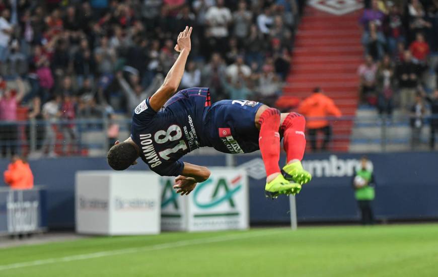 La célébration reste la même pour Yacine Bammou, l'attaquant du Stade Malherbe a réalisé son célèbre salto après l'ouverture du score avant de rejoindre le banc de touche pour fêter le but avec le reste de l'effectif