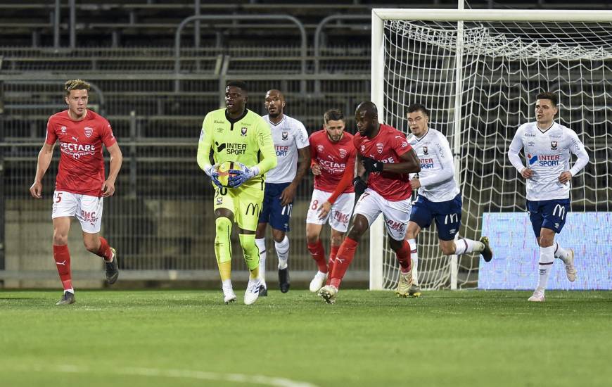 Brice Samba a dû s'incliner à deux reprises en fin de rencontre sur la pelouse du Nîmes Olympique lors de cette 31e journée