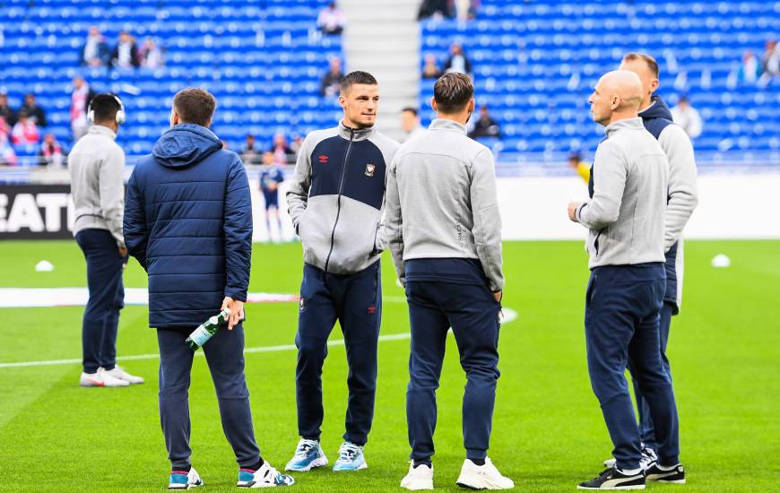 Les joueurs et le staff du Stade Malherbe Caen sur la pelouse du Groupama Stadium avant d'affronter l'OL samedi soir