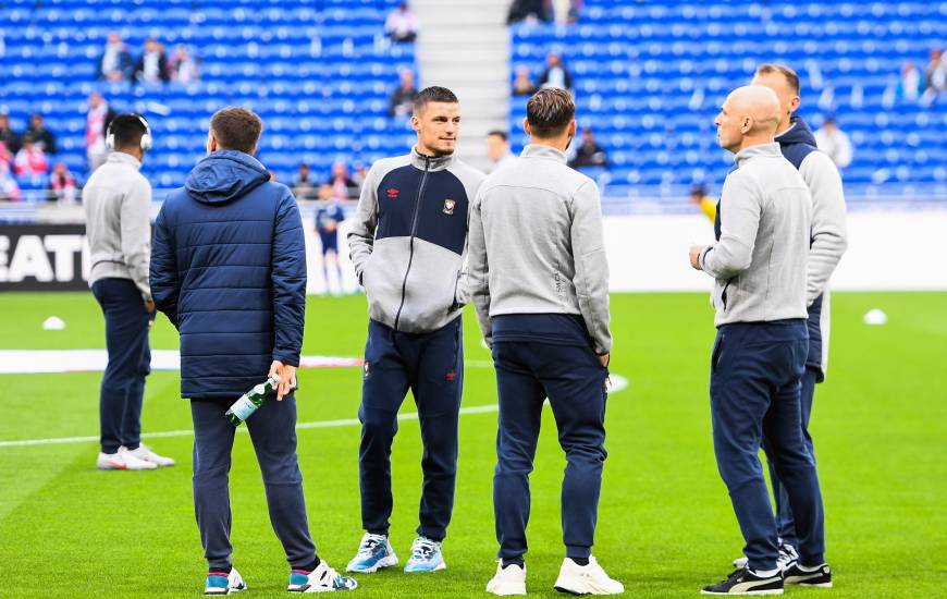 Les joueurs et le staff du Stade Malherbe Caen sur la pelouse du Groupama Stadium avant d'affronter l'OL samedi soir