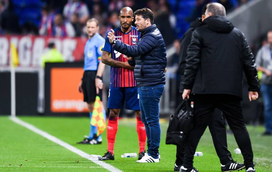 Fabien Mercadal donne ses consignes à Emmanuel Imorou samedi soir face à l'OL au Groupama Stadium