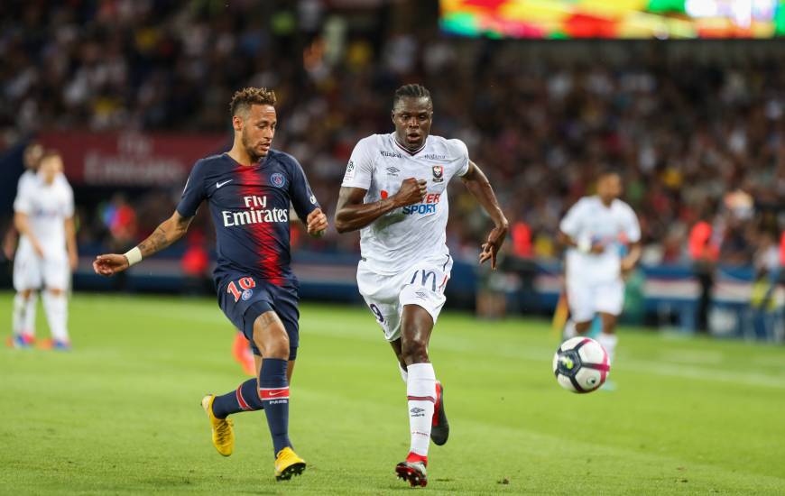 Romain Genevois au duel avec Neymar, sans être trop dangereux, il a tout de même inscrit le premier but de la rencontre