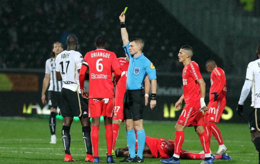 Le jeune arbitre français avait arbitré pour la première fois le Stade Malherbe Caen au mois de décembre, sur la pelouse du Angers SCO