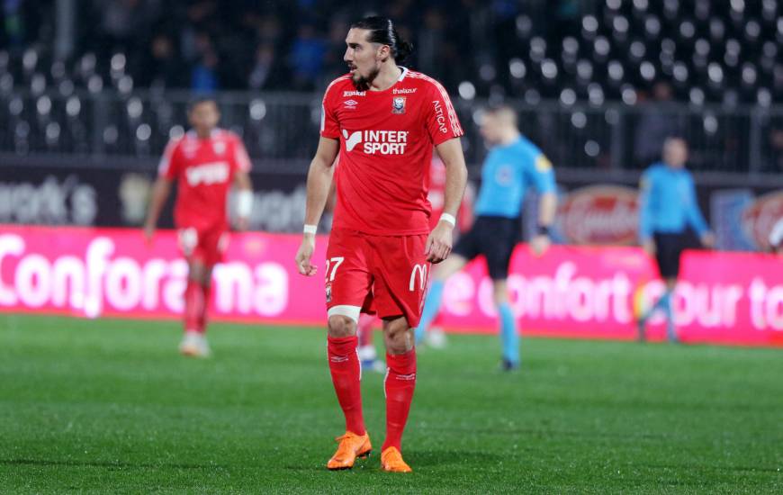 Alors qu'il n'a eu que 19 ballons à jouer samedi face au Nîmes Olympique, Enzo Crivelli aurait pour bonne idée de retrouver le chemin du but dimanche face aux Strasbourgeois