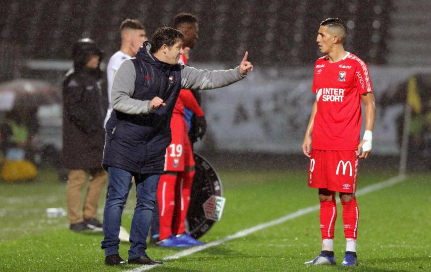 Fabien Mercadal donne ses consignes à un Fayçal Fajr beaucoup plus libre hier avec ce nouveau système en 5-3-2