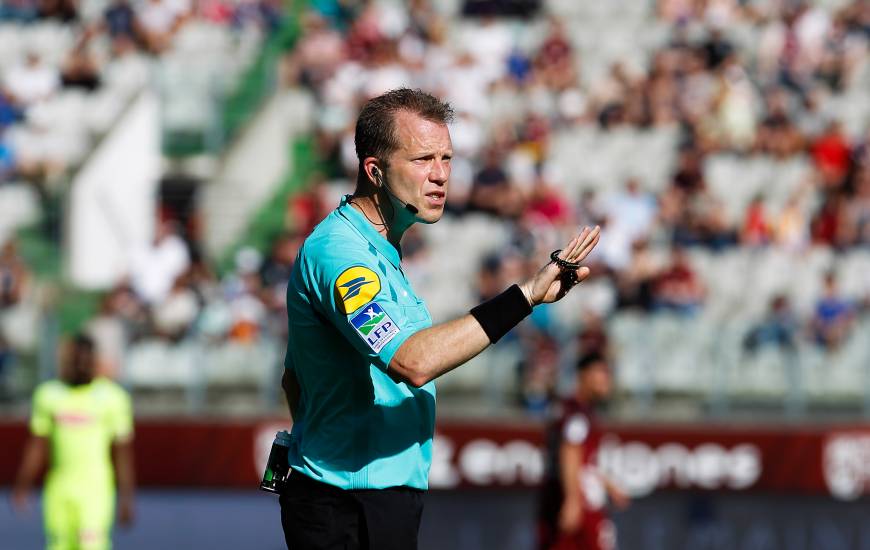 Olivier Thual arbitrera le Stade Malherbe pour la première fois de la saison dimanche sur la pelouse du RC Strasbourg