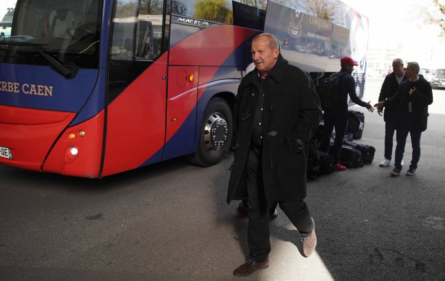 Rolland Courbis à la sortie du bus hier après-midi en arrivant au Roazhon Park pour affronter le Stade Rennais