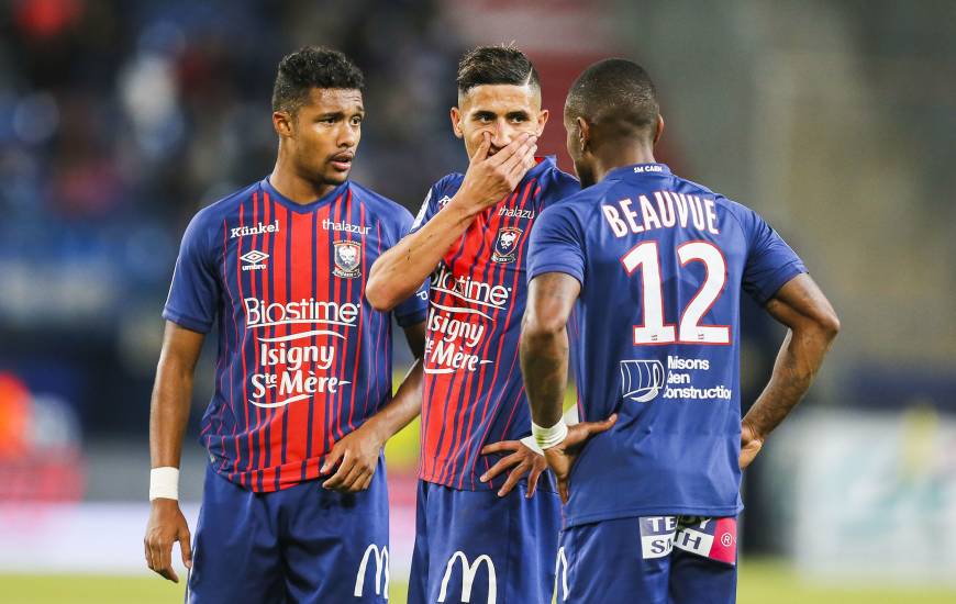 La discussion entre Fayçal Fajr, Claudio Beauvue et Yoël Armougom avant le coup-franc décisif sur le second but du Stade Malherbe