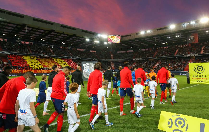 L'entrée des deux équipes sur la pelouse de d'Ornano avec le beau ciel rouge et bleu ainsi que le tifo réalisé par le MNK96