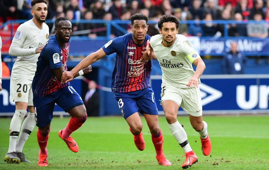 Les caennais très attentifs devant les parisiens et Marquinhos lors de ce corner des joueurs de la capitale