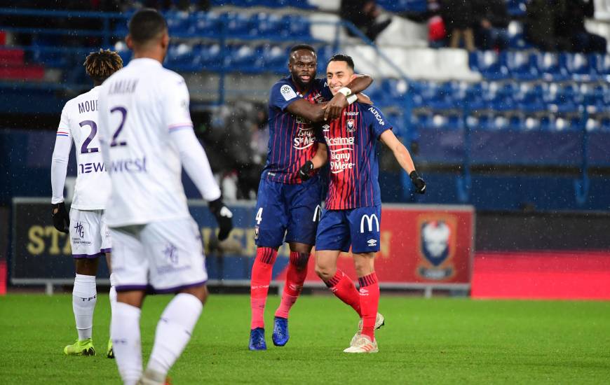 Saïf-Eddine Khaoui félicité par Ismaël Diomandé à inscrit 2 de ses 4 buts au mois de décembre