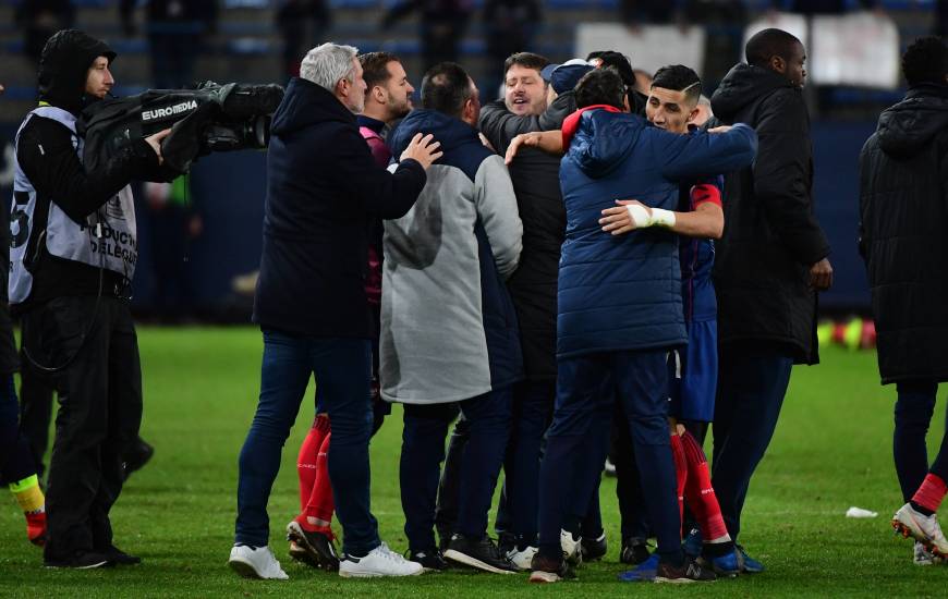 La joie du staff et des joueurs du Stade Malherbe Caen au moment du coup de sifflet final hier soir face au Toulouse FC