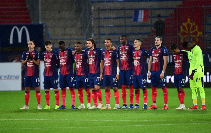 Les joueurs du Stade Malherbe et le public de d'Ornano ont respecté une minute de silence avant la rencontre d'hier soir