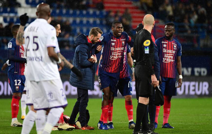 Prince Oniangué est sorti en début de rencontre mardi soir face au Toulouse FC après s'être blessé au genou droit, remplacé par Baisama Sankoh