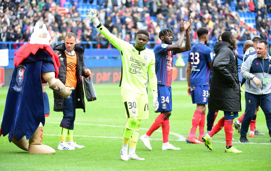 Brice Samba et les joueurs du Stade Malherbe Caen peuvent terminer entre la 16e place et la 19e place selon les résultats de vendredi soir