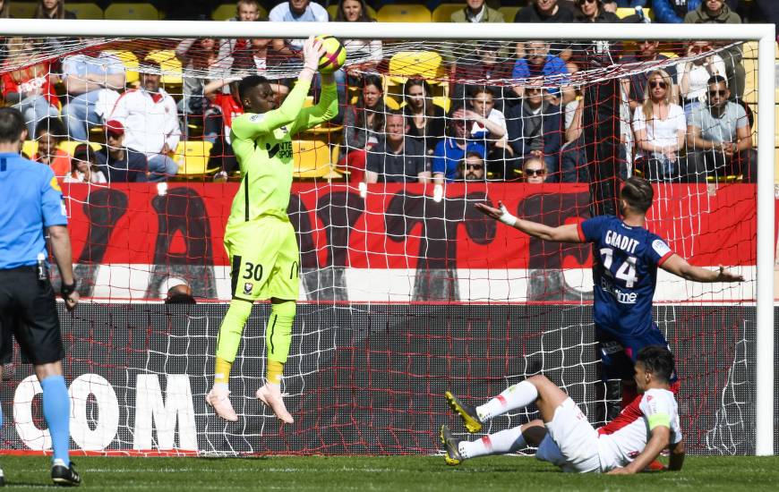 En plus des nombreux arrêts décisifs, Brice Samba a aussi soulagé sa défense dans les airs sur les 13 corners joués par l'AS Monaco