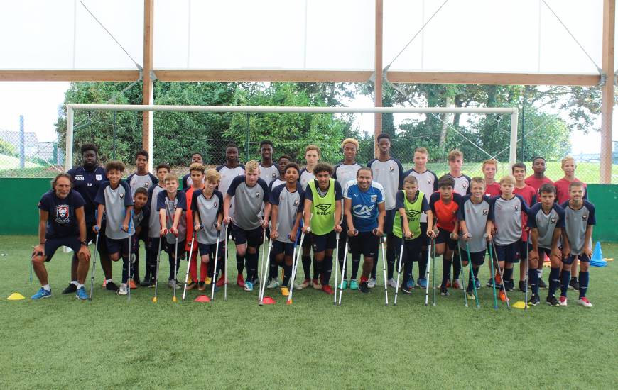 Les U15 du Stade Malherbe et Jeff Peron prennent la pose aux cotés de Saliou Sall et Nabil Labhilil