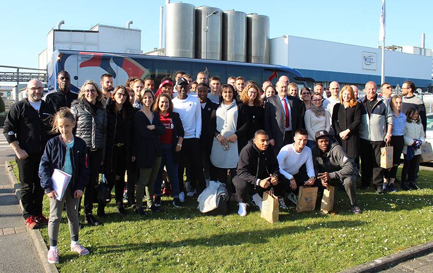 Photo entre les joueurs du Stade Malherbe Caen et les salariés de chez Isigny-Ste-Mère