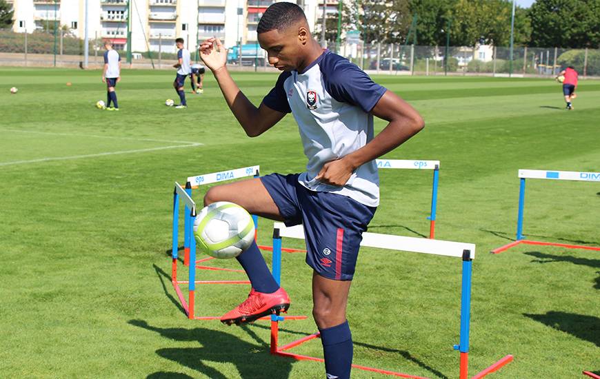 Alors qu'il avait participé à certains des matchs de préparation, Evens Joseph fait sa première apparition dans le groupe professionnel