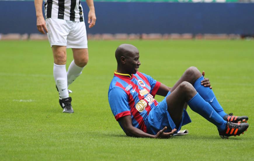 Le grand sourire de Kor Sarr lors d'un match à d'Ornano à l'occasion des 100 ans du Stade Malherbe Caen © Sportacaen.fr