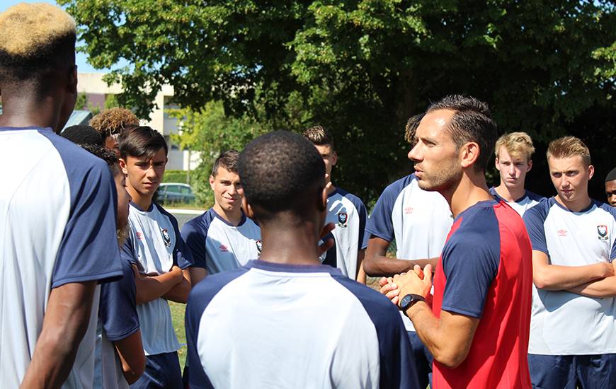 Matthieu Ballon va diriger sa quatrième saison consécutive à la tête des U17 Nationaux devant des joueurs à l'écoute pour le premier discours de la saison