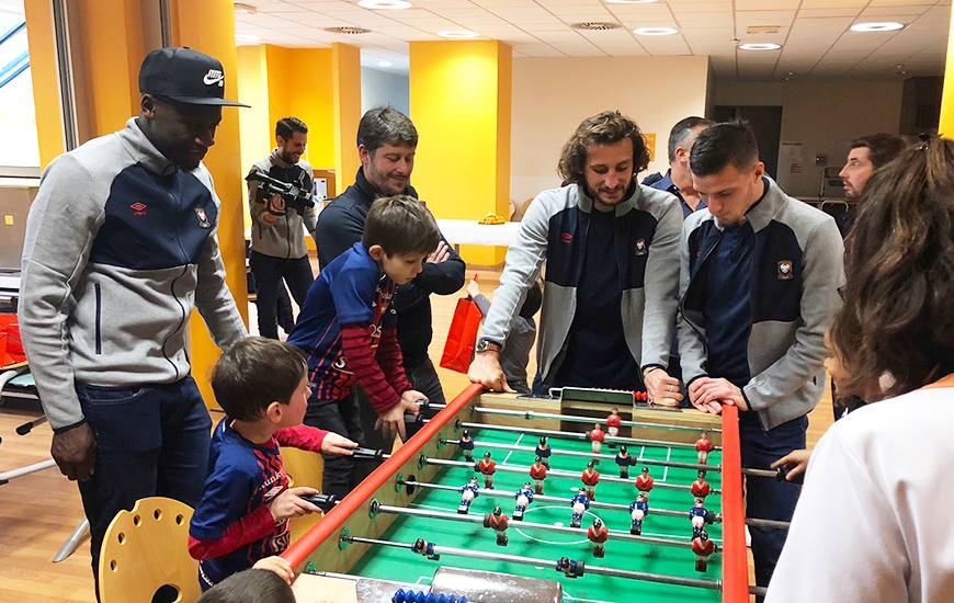 Frédéric Guilbert, Paul Baysse et Malik Tchokounté ont pu participer au tournoi de baby foot organisé pour l'événement