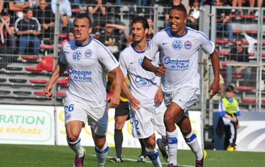 La joie de Yohan Mollo après son coup-franc inscrit sur la pelouse du Stade du Ray, la dernière victoire du Stade Malherbe Caen sur le terrain de l'OGC Nice