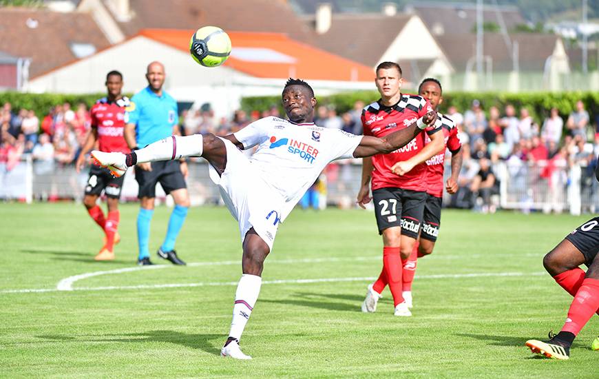 Casimir Ninga a inscrit son premier but sous les couleurs du Stade Malherbe sur une reprise acrobatique après un coup-franc de Jessy Deminguet mal repoussé par la défense de l'EA Guingamp