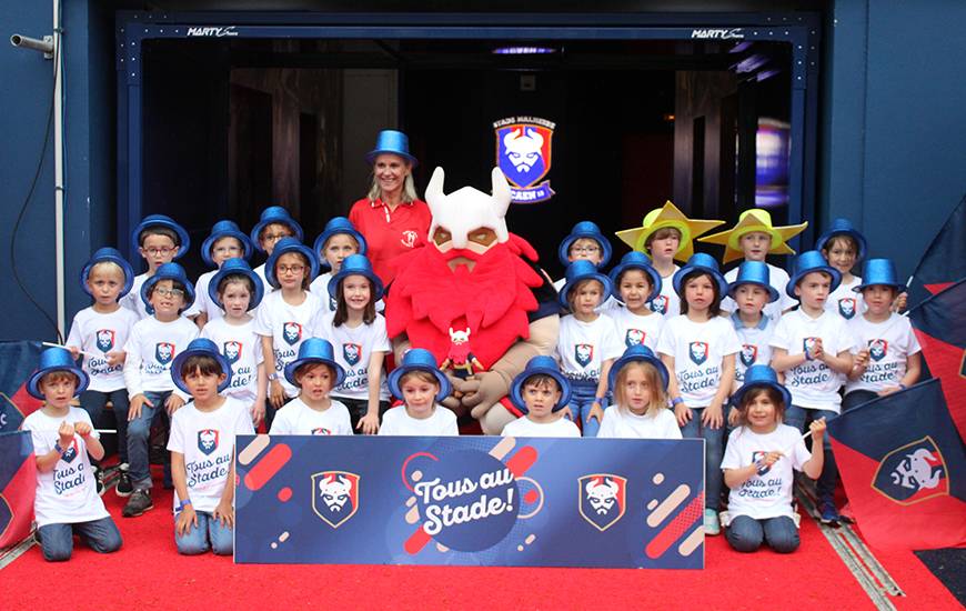 Les 2 500 enfants présents recevront une photo avec Vik en souvenir de cette première édition de "Tous au Stade"