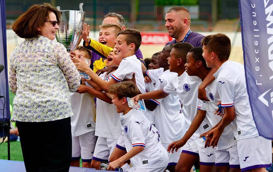 La joie des jeunes joueurs du Toulouse FC lors de la remise du Trophée Jean Pingeon, ils succèdent au Paris FC