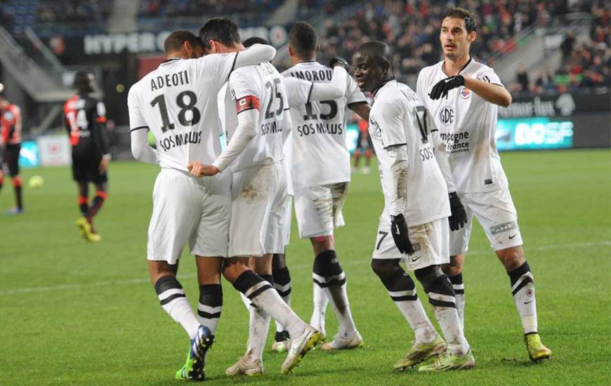 La joie de Nicolas Seube, N'Golo Kanté et les caennais lors de la victoire sur la pelouse du Stade Rennais en 2015