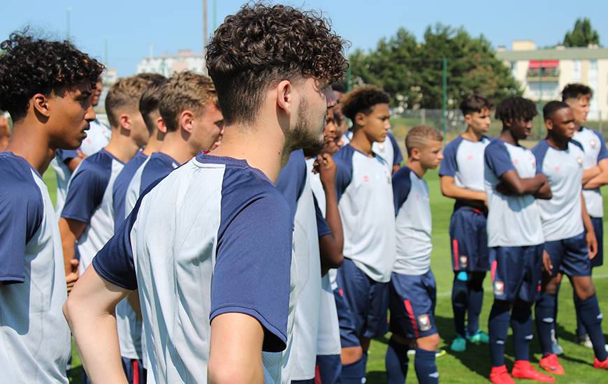 Le jeune latéral gauche du Stade Malherbe, Tony Villeray très attentif au discours de Fabrice Vandeputte lors de la reprise