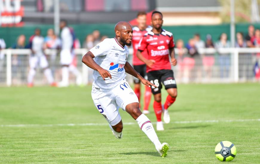 Pressenti au poste de latéral droit pour palier les absences de Frédéric Guilbert et Jonathan Gradit, Baïssama Sankoh est finalement forfait pour l'ouverture du championnat au Parc des Princes