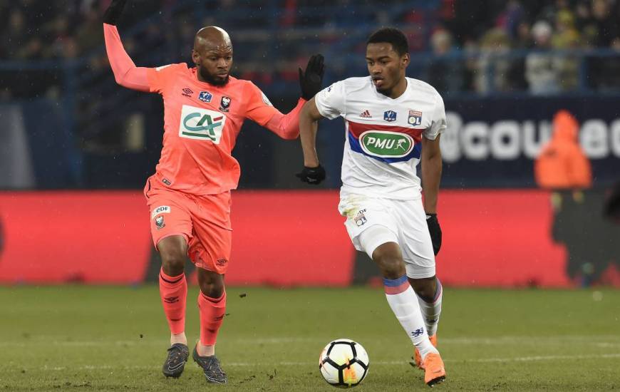 Baisama Sankoh au duel avec Kenny Tété la saison dernière lors de 1/4 de la Coupe de France face à l'OL, à d'Ornano