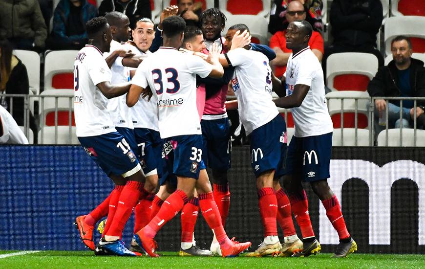 La joie des joueurs du Stade Malherbe Caen après le seul but de la rencontre, inscrit par Alexander Djiku 