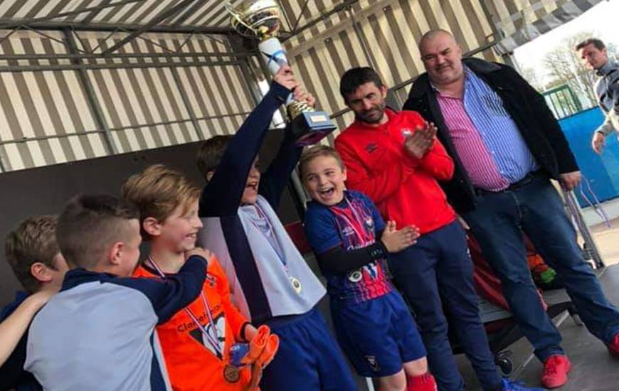 La joie des U9 coachés par Jérôme Leneveu après avoir remporté le Tournoi Régional U9 face au Havre AC en finale