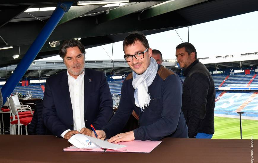 Signature de la convention entre Fabrice Clément (membre du directoire) et Thibault Deslandes (président du FC Saint-Lô) avant la réception du Stade de Reims