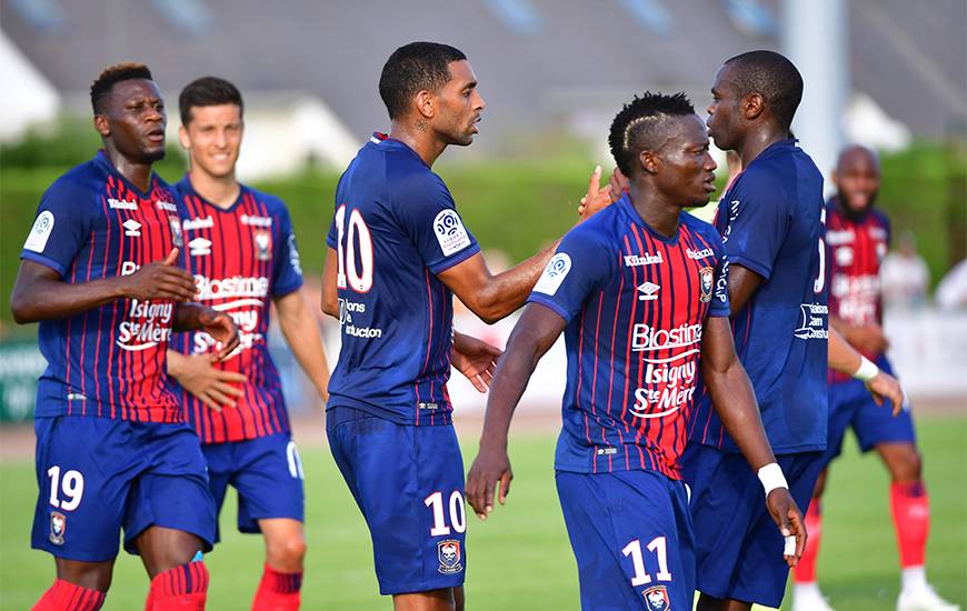 Ronny Rodelin félicité par Prince Oniangué et ses coéquipiers après avoir transformé le penalty offrant la victoire au Stade Malherbe