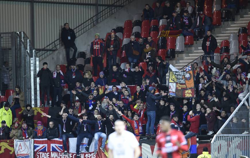 Les supporters du Stade Malherbe Caen venus en nombre la saison dernière sur la pelouse de l'EA Guingamp