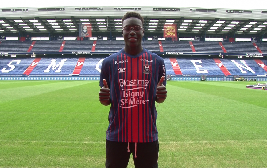 Aly Ndom a participé à l'opposition face à l'US Avranches et a inscrit son premier but avec le Stade Malherbe, de la tête sur corner