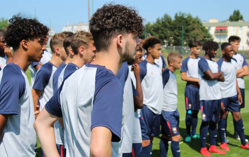 Tony Villeray et les jeunes joueurs du Stade Malherbe Caen concentrés devant les consignes des coachs