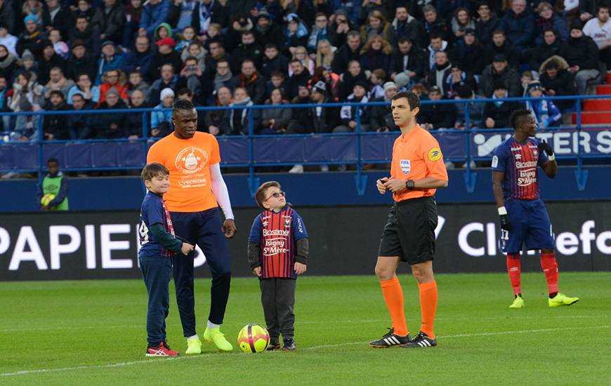 Romain Genevois parrain de l'association VML et deux jeunes bénéficiaire du soutien de cette association ont donné le coup-d'envoi de la rencontre face à l'OM