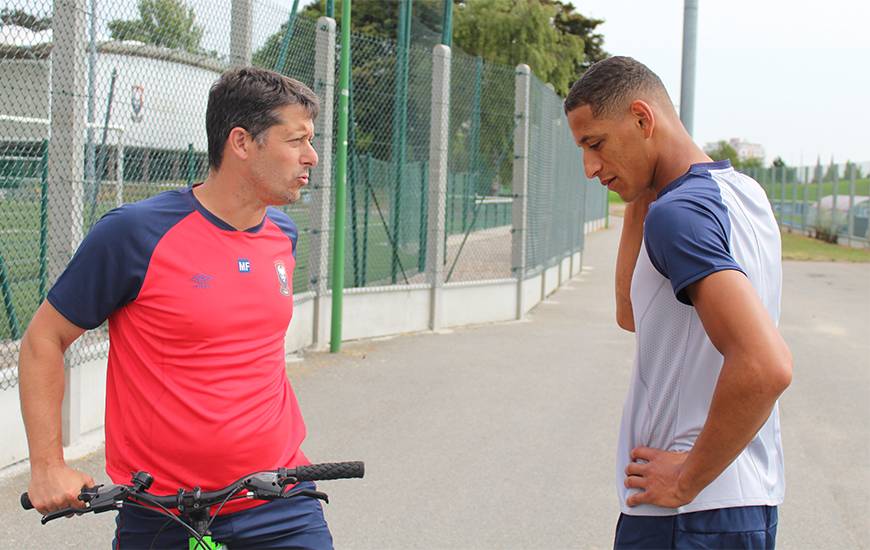 Après avoir découvert le Stade Michel d'Ornano, Yacine Bammou a pu s'entretenir quelques secondes avec Fabien Mercadal avant de se rendre sur les terrains de Venoix pour un test d'effort
