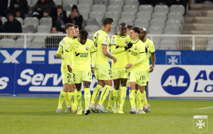 Prince Oniangué a ouvert le score en début de seconde période suite à un corner frappé par Jessy Deminguet © AJA