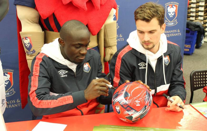 Les joueurs ont participé à une séance de dédicaces