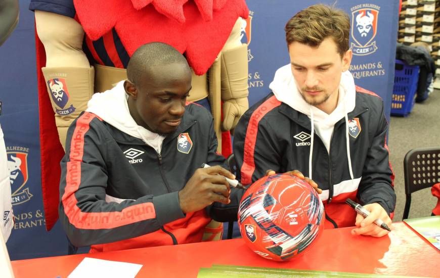 Les joueurs ont participé à une séance de dédicaces 