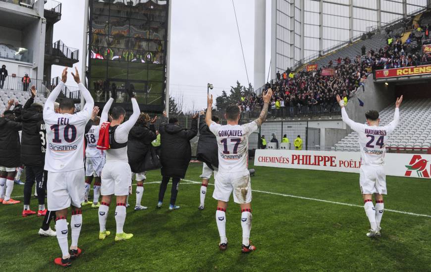 La joie entre les joueurs du Stade Malherbe Caen et les 250 supporters présents au stade Bollaert hier après-midi