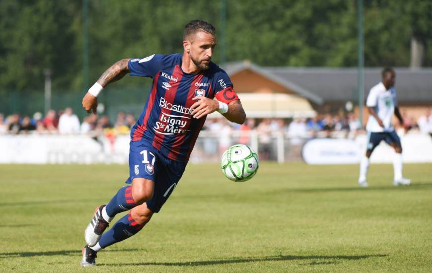 Capitaine lors de ce match, le milieu de terrain Anthony Gonçalves s'est illustré avec ce beau geste technique