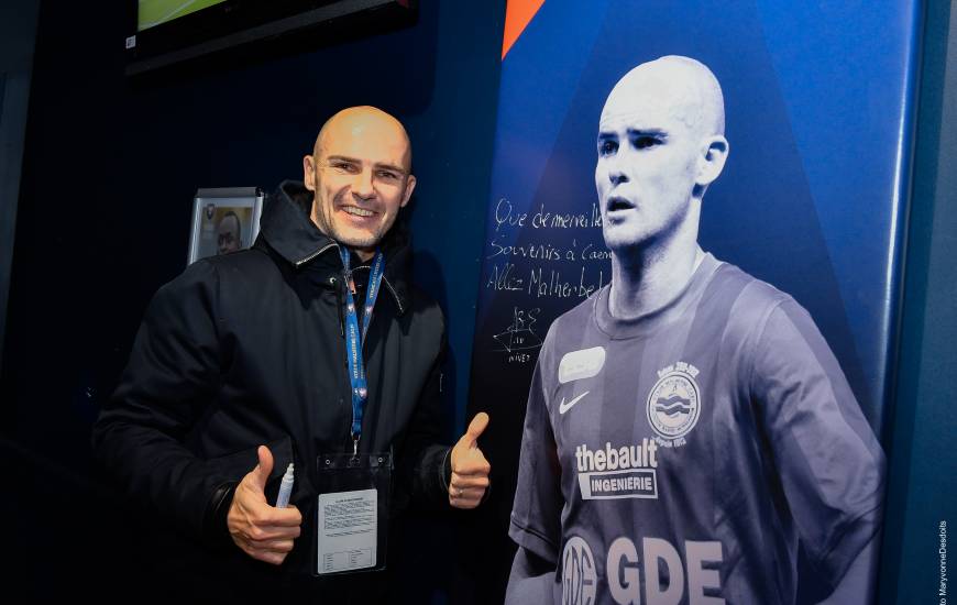 Benjamin Nivet a pu signer son tableau présent au salon des légendes du stade Michel d'Ornano